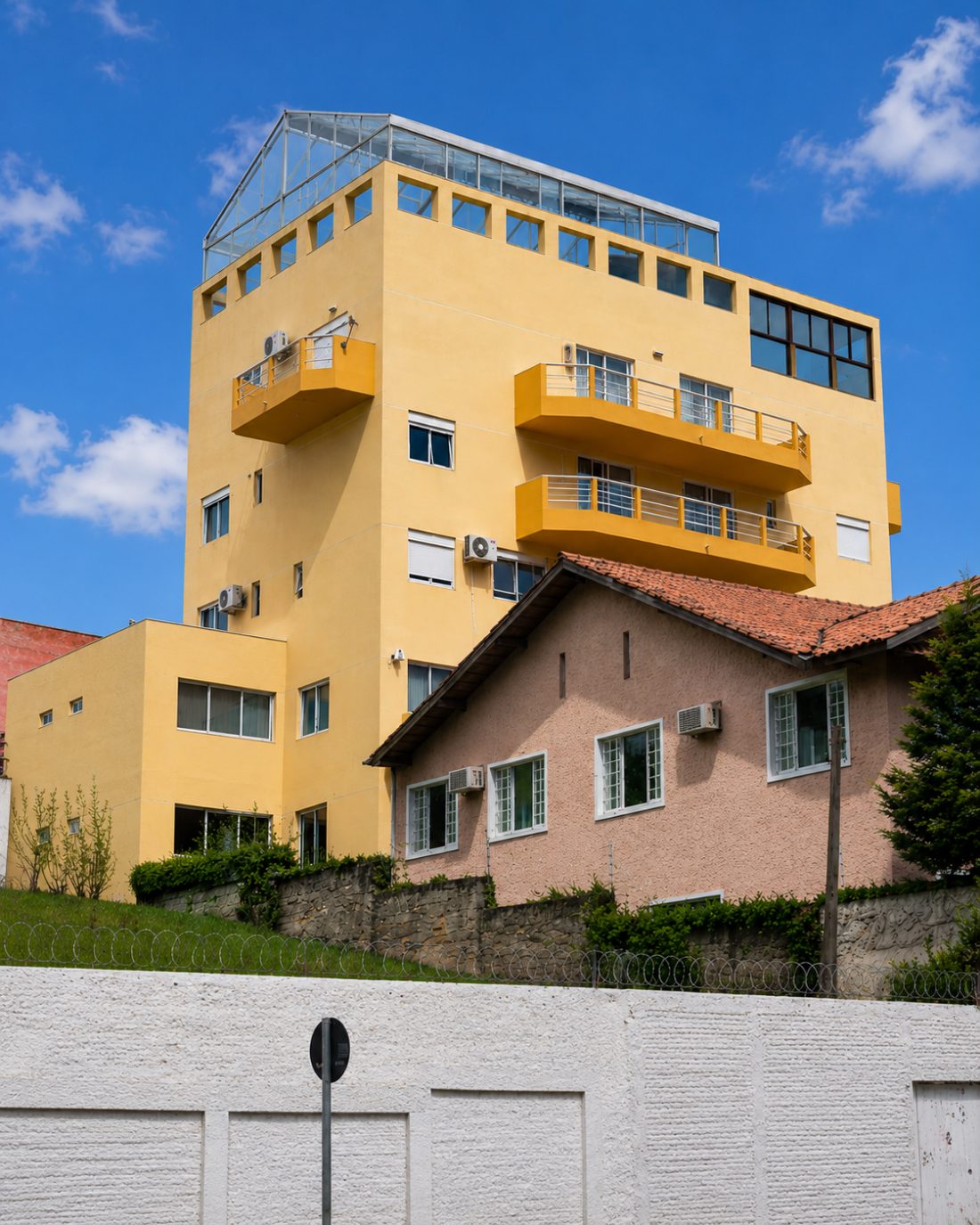 Edifício com fachada concluída após intervenção