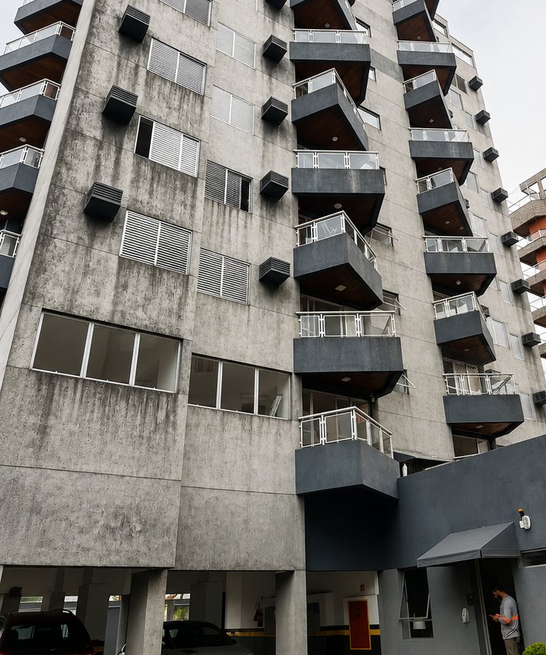 Antes — fachada do Residencial Madrid desgastada