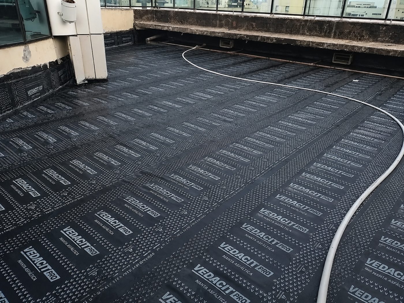 Impermeabilização de terraço com manta asfáltica Vedacit Pro em Curitiba